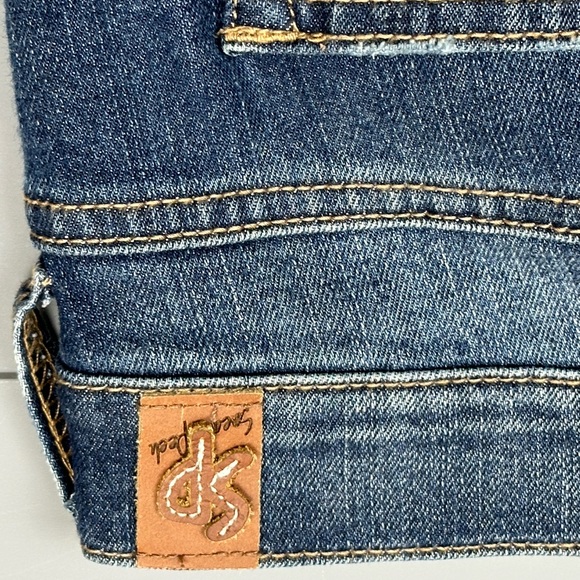 Sneak Peak Jeans. - Picture 2 of 6